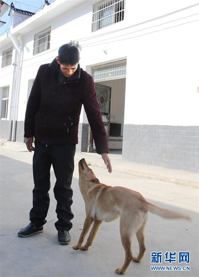 （四中全會(huì)精神在基層&middot;圖文互動(dòng)）（1）記者手記：兩腳沾地，深切感悟什么叫&ldquo;以人民為中心&rdquo;