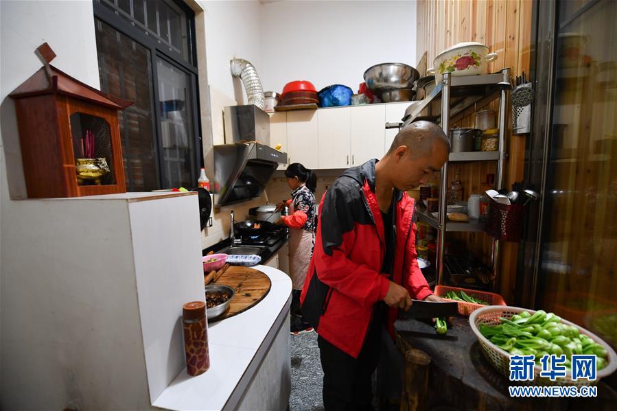 （圖文互動(dòng)）（8）鄉(xiāng)村攝影師、鄉(xiāng)村&ldquo;模特&rdquo;、民宿店主&mdash;&mdash;鄉(xiāng)村旅游推動(dòng)婺源農(nóng)民生活方式發(fā)生新變化