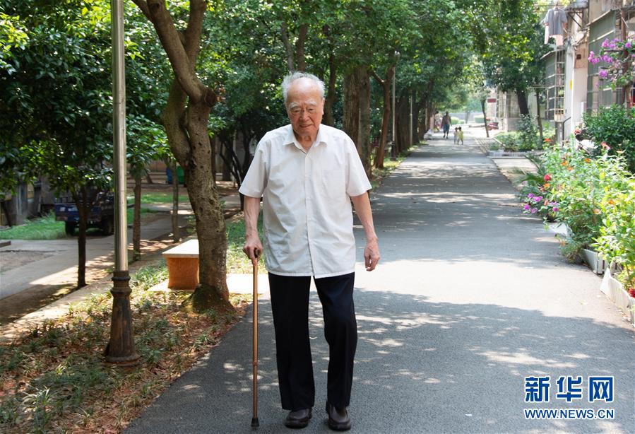 （新華全媒頭條&middot;圖文互動）（9）滄海橫流 信仰彌堅(jiān)&mdash;&mdash;記共產(chǎn)黨員、湘潭大學(xué)九旬教授滄南