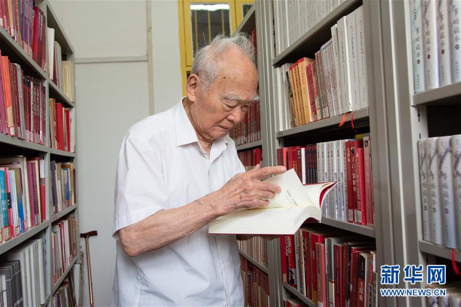 （新華全媒頭條&middot;圖文互動）（6）滄海橫流 信仰彌堅(jiān)&mdash;&mdash;記共產(chǎn)黨員、湘潭大學(xué)九旬教授滄南