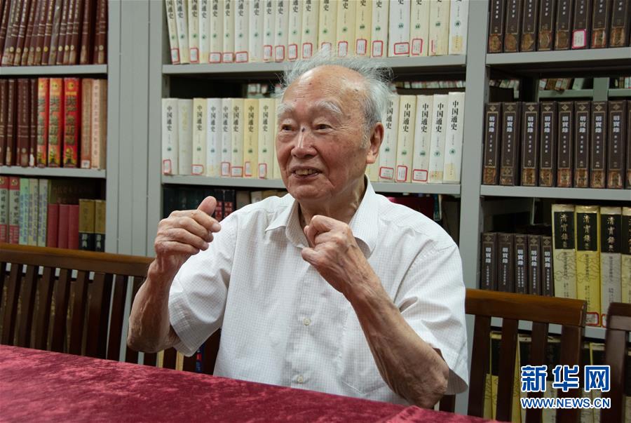 （新華全媒頭條&middot;圖文互動）（5）滄海橫流 信仰彌堅(jiān)&mdash;&mdash;記共產(chǎn)黨員、湘潭大學(xué)九旬教授滄南