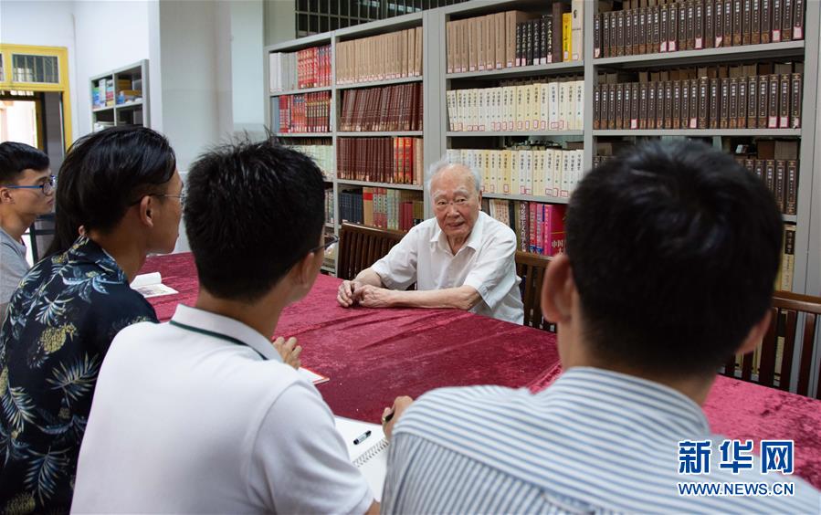 （新華全媒頭條&middot;圖文互動）（4）滄海橫流 信仰彌堅(jiān)&mdash;&mdash;記共產(chǎn)黨員、湘潭大學(xué)九旬教授滄南