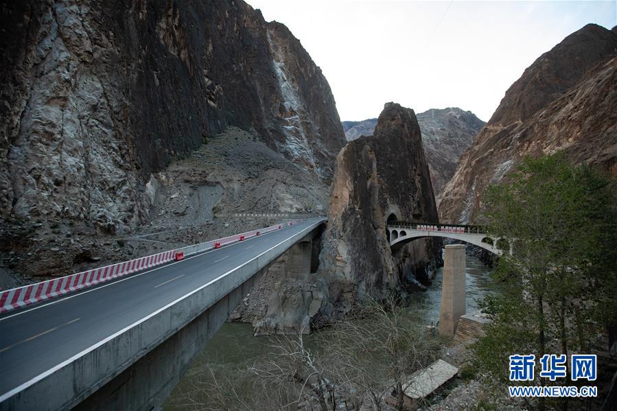 （新華全媒頭條&middot;圖文互動(dòng)）（8）格?；ㄩ_滿天路&mdash;&mdash;寫在川藏公路通車65周年之際