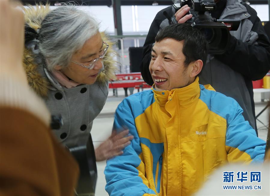 （圖文互動(dòng)）（2）特寫：全國(guó)道德模范為&ldquo;快遞小哥&rdquo;送&ldquo;愛心禮包&rdquo;