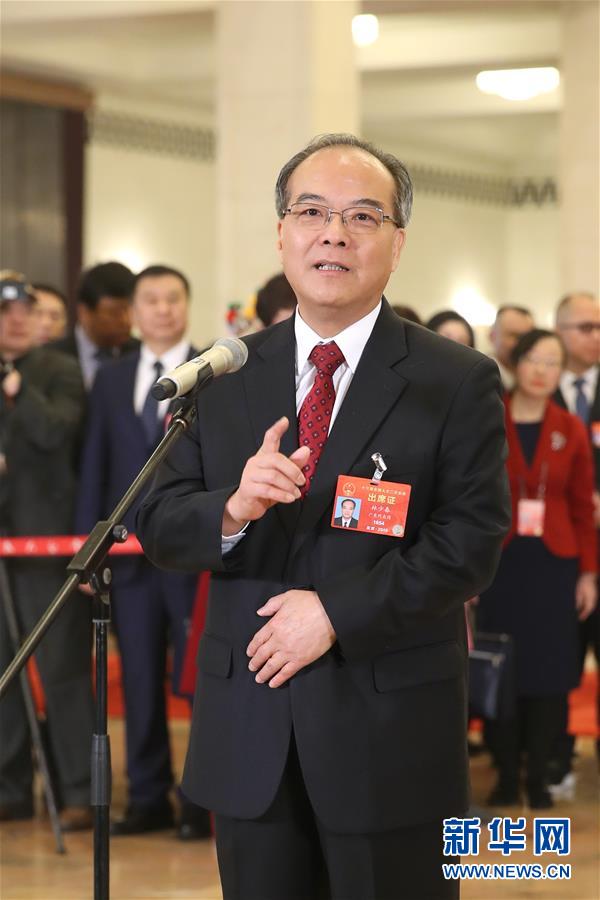 （兩會(huì)&middot;面對(duì)面）（6）全國(guó)人大代表接受采訪