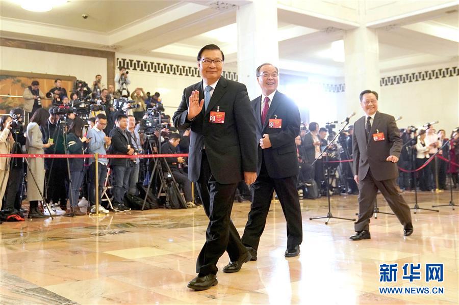 （兩會(huì)&middot;面對(duì)面）（16）全國(guó)人大代表接受采訪