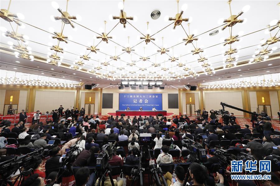 （兩會(huì)&middot;XHDW）（1）國(guó)務(wù)院扶貧辦主任劉永富就&ldquo;攻堅(jiān)克難&mdash;&mdash;堅(jiān)決打贏脫貧攻堅(jiān)戰(zhàn)&rdquo;答記者問(wèn)