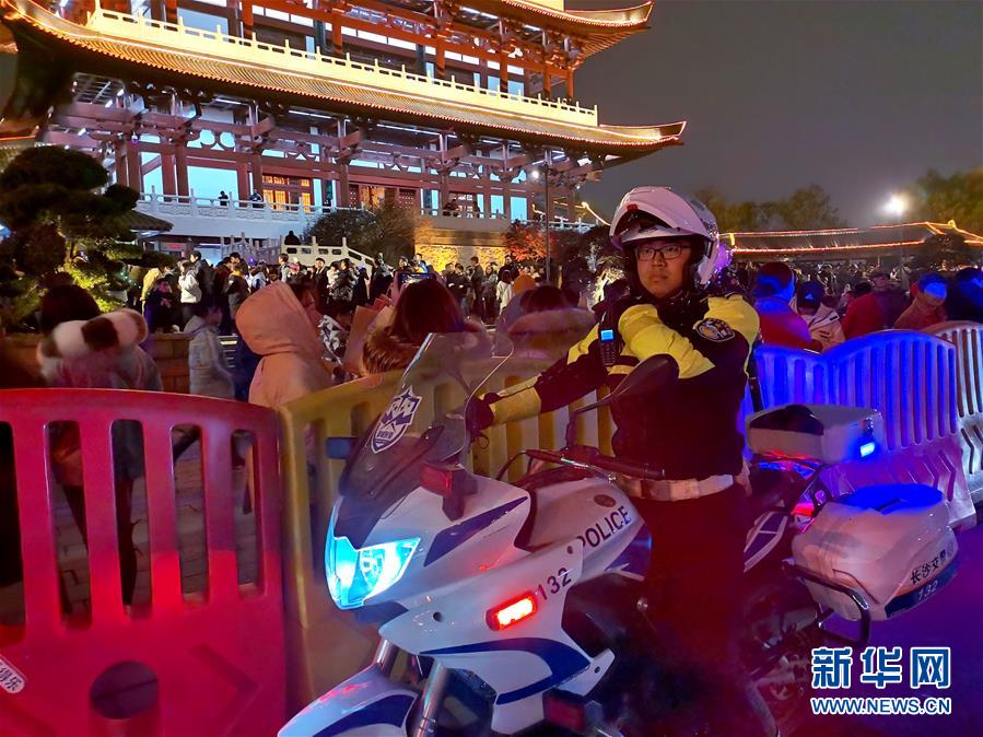 （圖文互動）（6）不一樣的煙火&mdash;&mdash;城市基層工作者的新年第一天