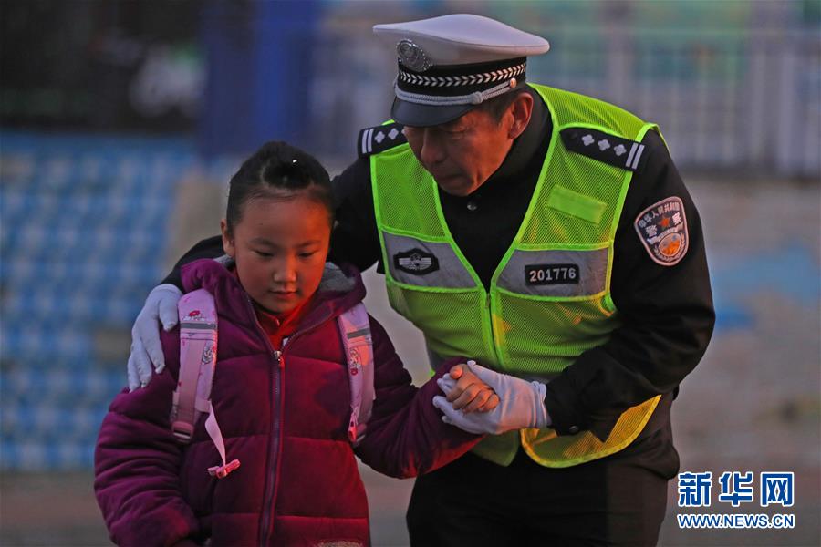 (新春走基層·圖文互動(dòng))(1)老楊貓腰護(hù)學(xué):20米走了33年