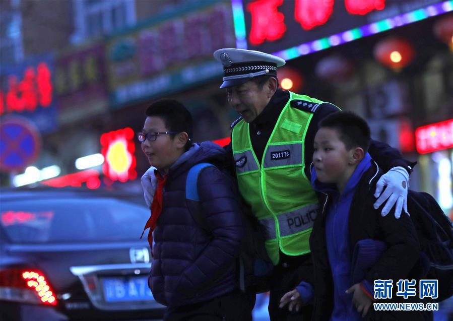 (新春走基層·圖文互動(dòng))(2)老楊貓腰護(hù)學(xué):20米走了33年