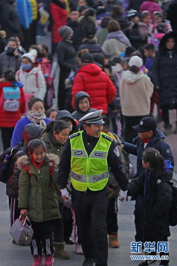 (新春走基層·圖文互動(dòng))(3)老楊貓腰護(hù)學(xué):20米走了33年