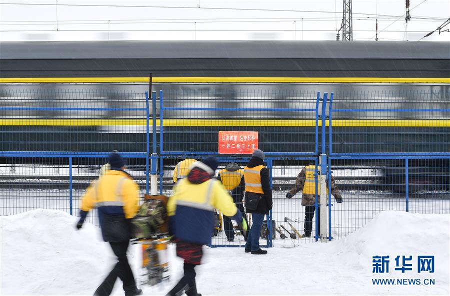 （新春走基層）（14）嚴寒下的&ldquo;鐵路醫(yī)生&rdquo;：風(fēng)雪中守護回家路