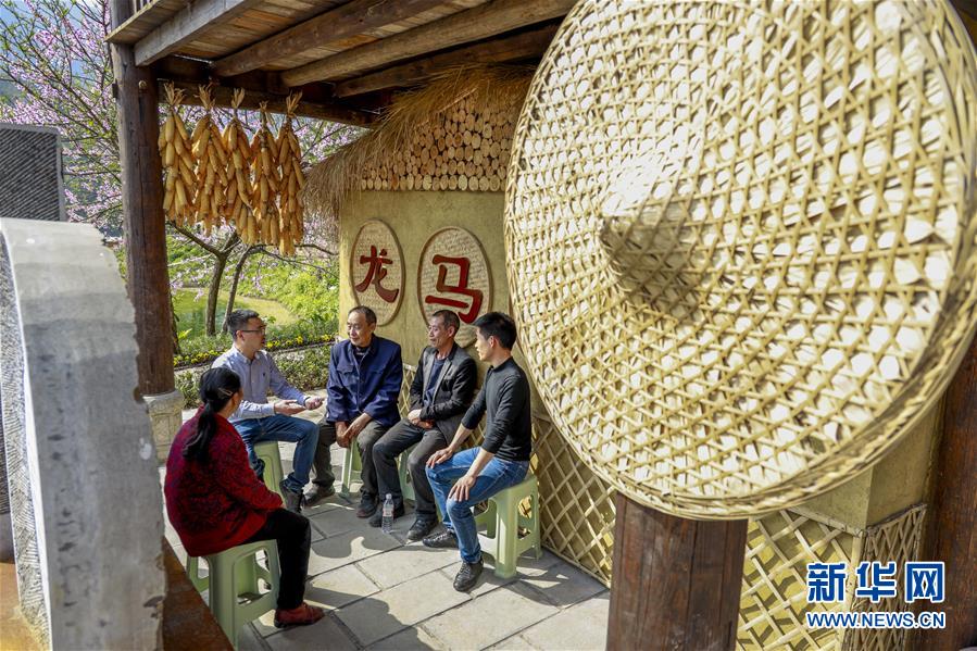 (新華全媒頭條·圖文互動(dòng))(2)為基層松綁減負(fù) 促干部擔(dān)當(dāng)作為——以習(xí)近平同志為核心的黨中央推進(jìn)“基層減負(fù)年”工作綜述