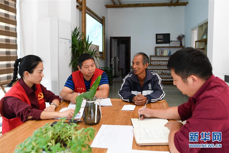 (新華全媒頭條·圖文互動(dòng))(6)為基層松綁減負(fù) 促干部擔(dān)當(dāng)作為——以習(xí)近平同志為核心的黨中央推進(jìn)“基層減負(fù)年”工作綜述