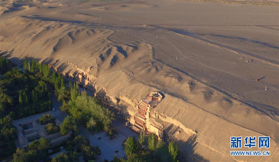 (時(shí)代先鋒·圖文互動(dòng))(12)此生不悔入沙海 勇?lián)厝问家娊?mdash;—敦煌研究院文物保護(hù)利用群體群像