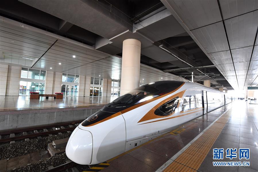 (新華全媒頭條·圖文互動)(3)草原高鐵乘風(fēng)來 北疆唱響新“贊歌”