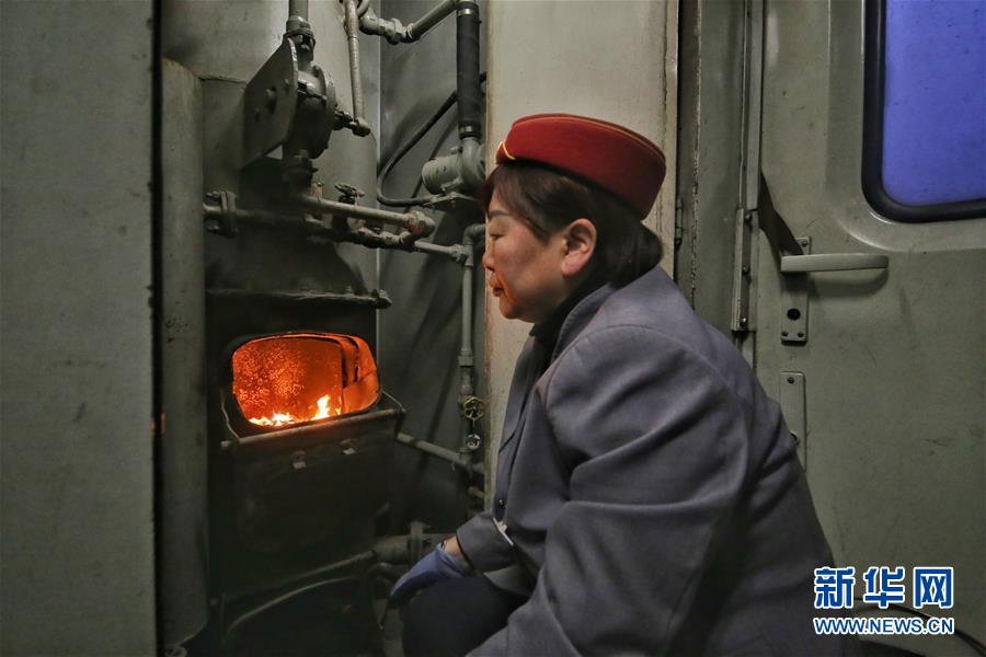 （新春走基層&middot;圖文互動）（2）小康路上，與&ldquo;小慢車&rdquo;同行&mdash;&mdash;長白山區(qū)綠皮火車二三事