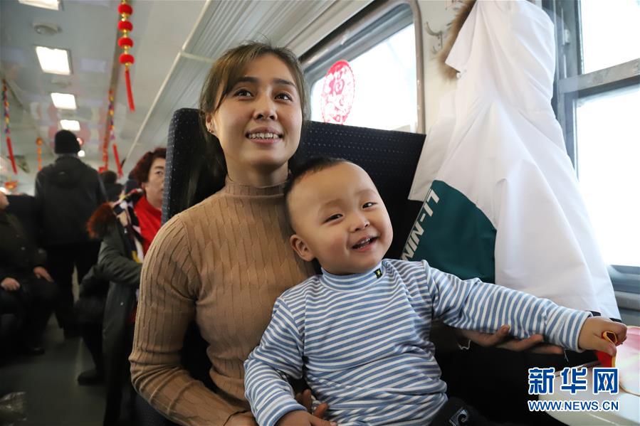 （新春走基層&middot;圖文互動）（3）小康路上，與&ldquo;小慢車&rdquo;同行&mdash;&mdash;長白山區(qū)綠皮火車二三事