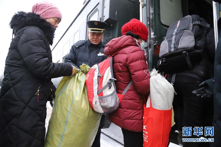（新春走基層&middot;圖文互動）（4）小康路上，與&ldquo;小慢車&rdquo;同行&mdash;&mdash;長白山區(qū)綠皮火車二三事