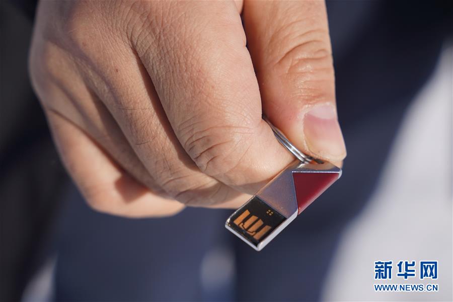 (新春走基層·圖文互動)(6)小鎮(zhèn)里的“U盤書記”