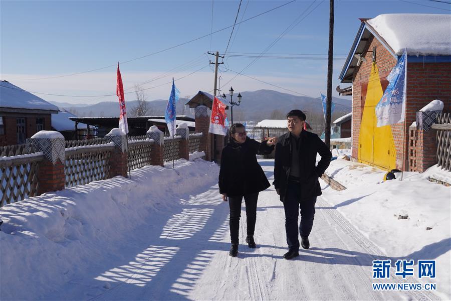 (新春走基層·圖文互動)(4)小鎮(zhèn)里的“U盤書記”