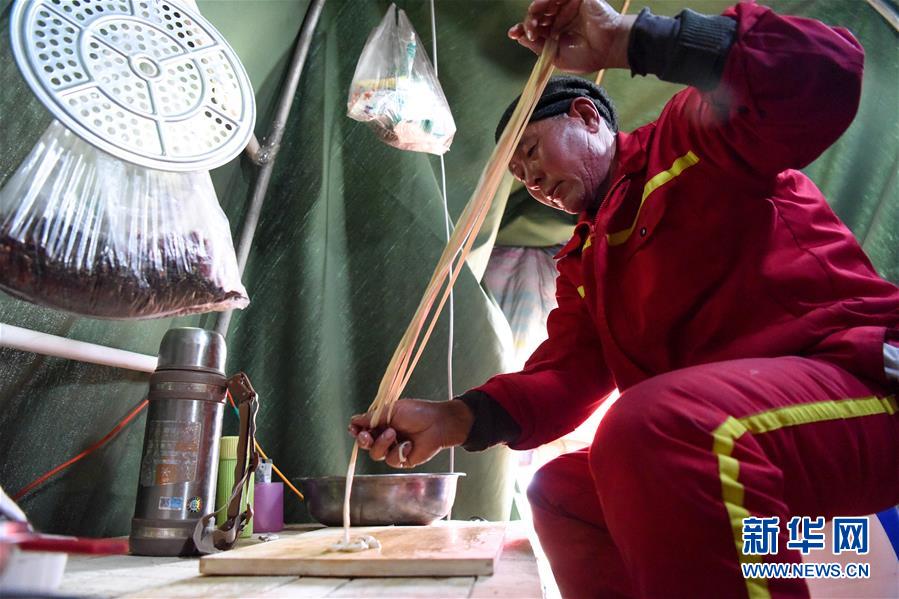 （新春走基層&middot;圖文互動）（7）大漠中，一頂帳篷守歲五年