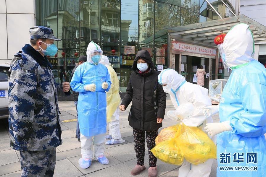 （新華全媒頭條&middot;圖文互動）（1）黨旗，高高飄揚在防控疫情斗爭第一線&mdash;&mdash;各級黨組織和廣大黨員干部投身疫情防控阻擊戰(zhàn)紀實