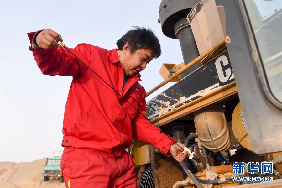 （新春走基層&middot;圖文互動）（4）特寫：與車為伴，獨行沙海