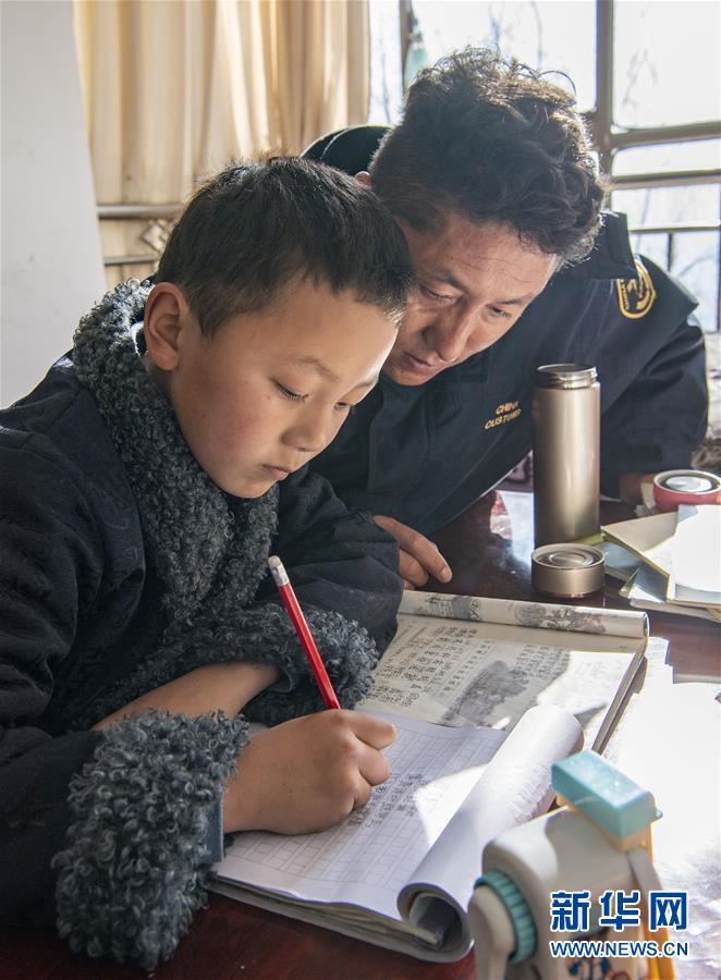 (新春走基層·圖文互動(dòng))(7)邊境口岸靜候春天