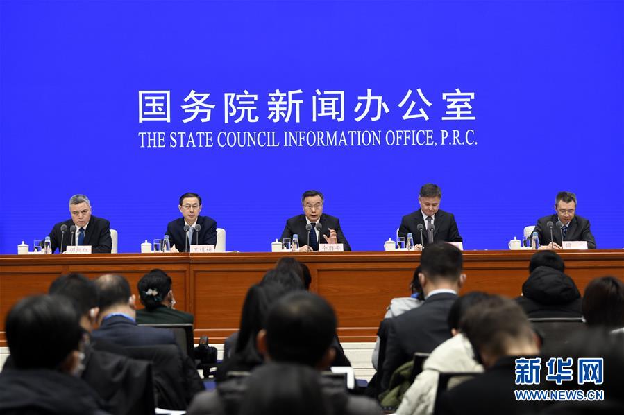 (新華全媒頭條·圖文互動) (8)做好疫情防護 統(tǒng)籌抓好改革發(fā)展穩(wěn)定各項工作——堅決打贏疫情防控阻擊戰(zhàn)系列述評之四