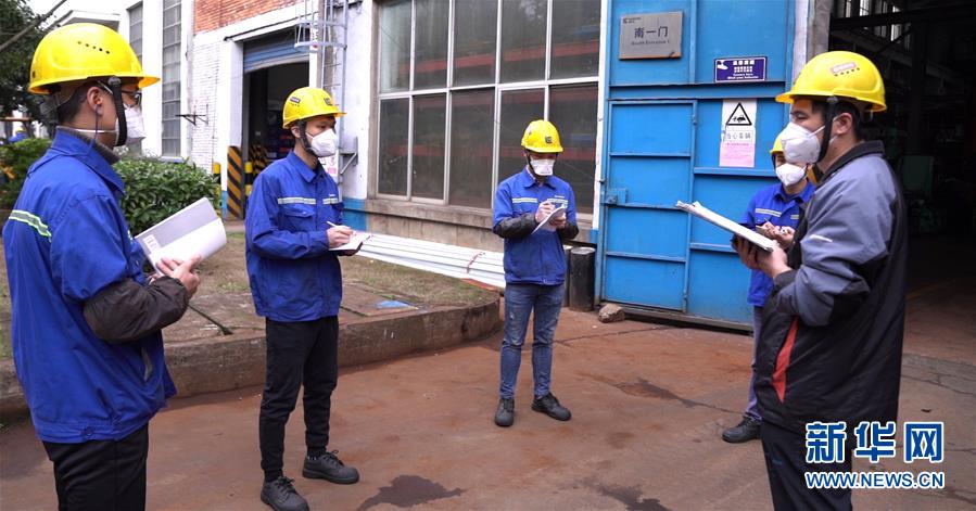 （來(lái)自經(jīng)濟(jì)前沿的故事&middot;企業(yè)復(fù)工復(fù)產(chǎn)&middot;圖文互動(dòng)）（3）戴口罩、測(cè)體溫進(jìn)公司&mdash;&mdash;廣西柳工復(fù)工見聞