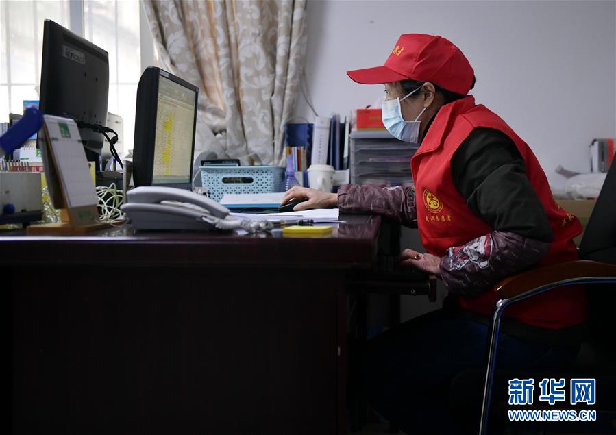 (一線抗疫群英譜·圖文互動(dòng))(5)“居民的小事就是我的大事”—— 武漢一位社區(qū)女干部速寫