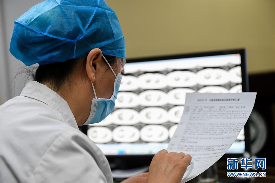 （聚焦疫情防控&middot;圖文互動(dòng)）（4）特寫：遠(yuǎn)程醫(yī)療中心里的生命接力