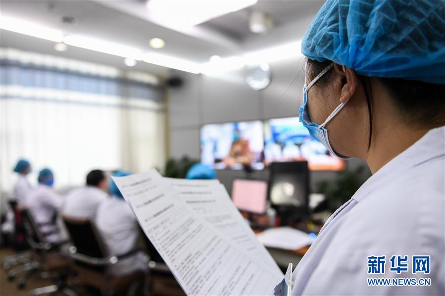 （聚焦疫情防控&middot;圖文互動(dòng)）（7）特寫：遠(yuǎn)程醫(yī)療中心里的生命接力