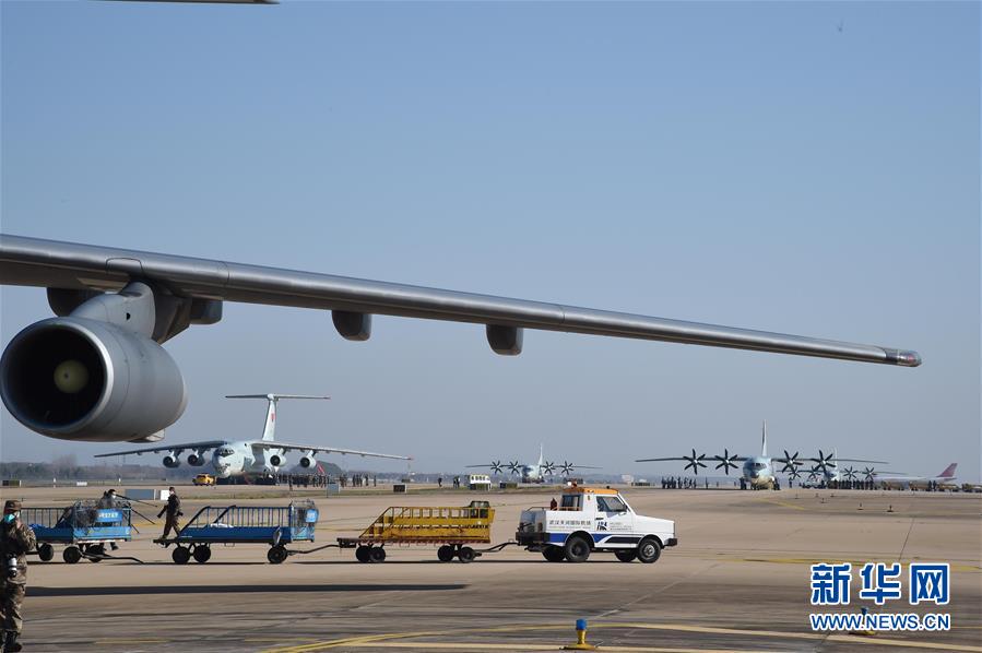 （聚焦疫情防控&middot;圖文互動）（4）空軍第四次向武漢大規(guī)?？者\(yùn)醫(yī)療隊(duì)員和物資