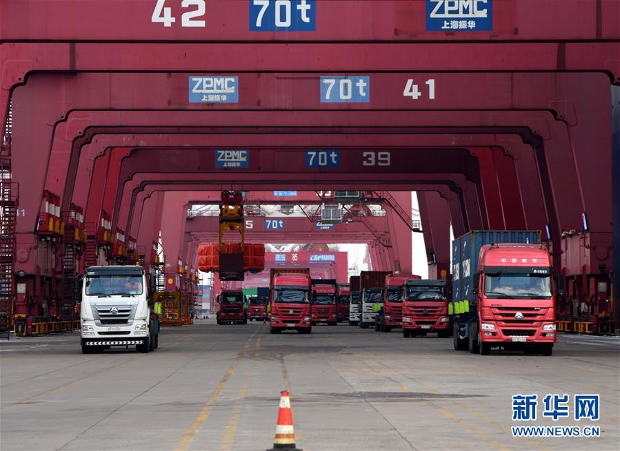 (圖文互動)(2)海港轉運不停歇 整體運能待釋放——沿海主要港口生產(chǎn)見聞