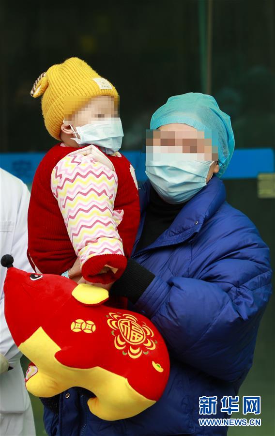(聚焦疫情防控·圖文互動(dòng))(1)重慶年齡最小確診病例治愈出院