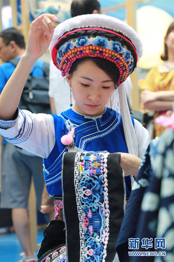 (脫貧攻堅風采錄·帶頭人·圖文互動)(3)背著娃繡著花 養(yǎng)活自己養(yǎng)活家——夏華和13000名大山繡娘的“中國夢”