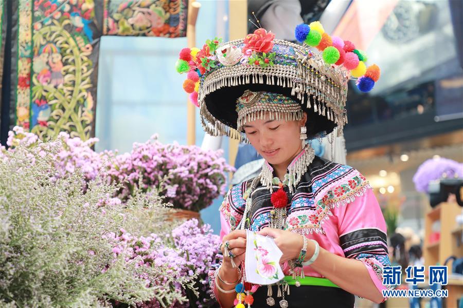 (脫貧攻堅風采錄·帶頭人·圖文互動)(5)背著娃繡著花 養(yǎng)活自己養(yǎng)活家——夏華和13000名大山繡娘的“中國夢”