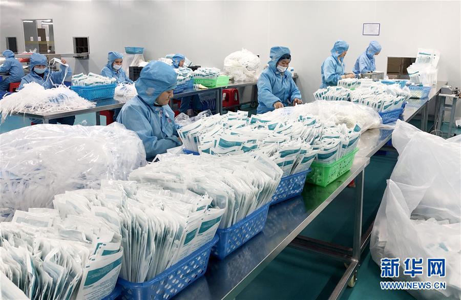 (聚焦疫情防控·圖文互動(dòng))(4)把最好的留給最需要的醫(yī)護(hù)人員——深圳醫(yī)療物資企業(yè)生產(chǎn)見聞