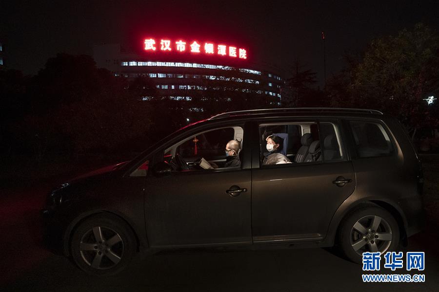 （一線抗疫群英譜&middot;圖文互動(dòng)）（1）特寫：為節(jié)省10分鐘，這對(duì)醫(yī)護(hù)夫妻&ldquo;以車為家&rdquo;