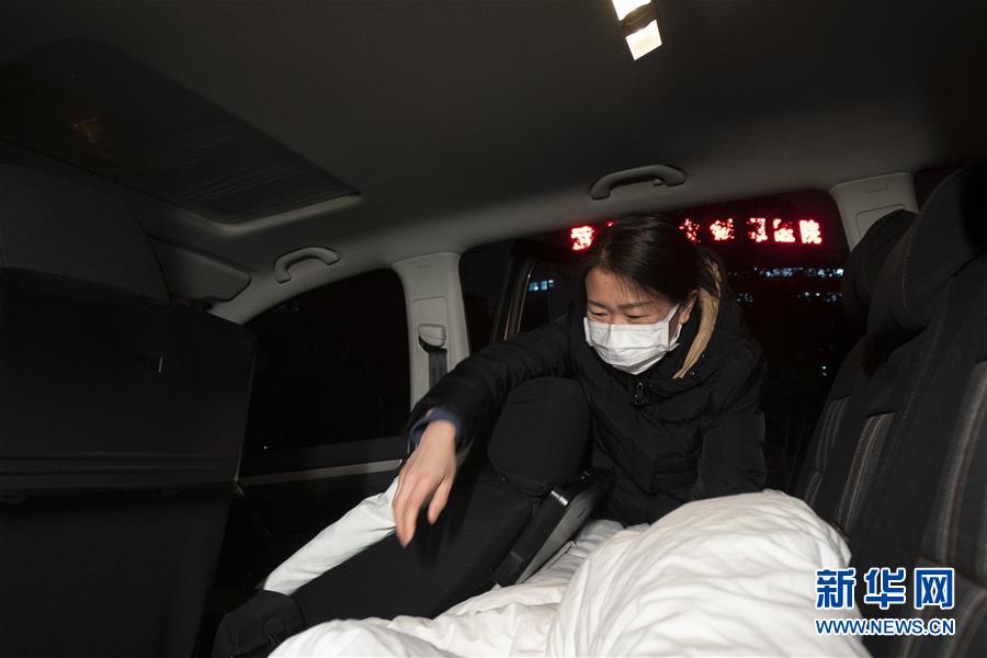 （一線抗疫群英譜&middot;圖文互動(dòng)）（2）特寫：為節(jié)省10分鐘，這對(duì)醫(yī)護(hù)夫妻&ldquo;以車為家&rdquo;