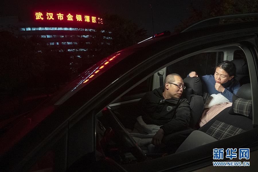 （一線抗疫群英譜&middot;圖文互動(dòng)）（3）特寫：為節(jié)省10分鐘，這對(duì)醫(yī)護(hù)夫妻&ldquo;以車為家&rdquo;