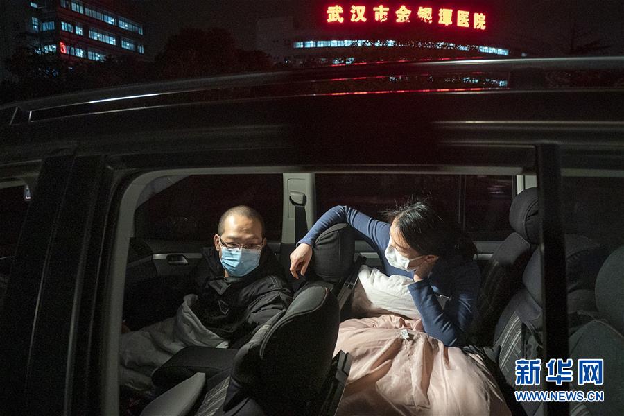（一線抗疫群英譜&middot;圖文互動(dòng)）（4）特寫：為節(jié)省10分鐘，這對(duì)醫(yī)護(hù)夫妻&ldquo;以車為家&rdquo;