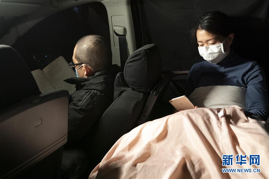 （一線抗疫群英譜&middot;圖文互動(dòng)）（5）特寫：為節(jié)省10分鐘，這對(duì)醫(yī)護(hù)夫妻&ldquo;以車為家&rdquo;