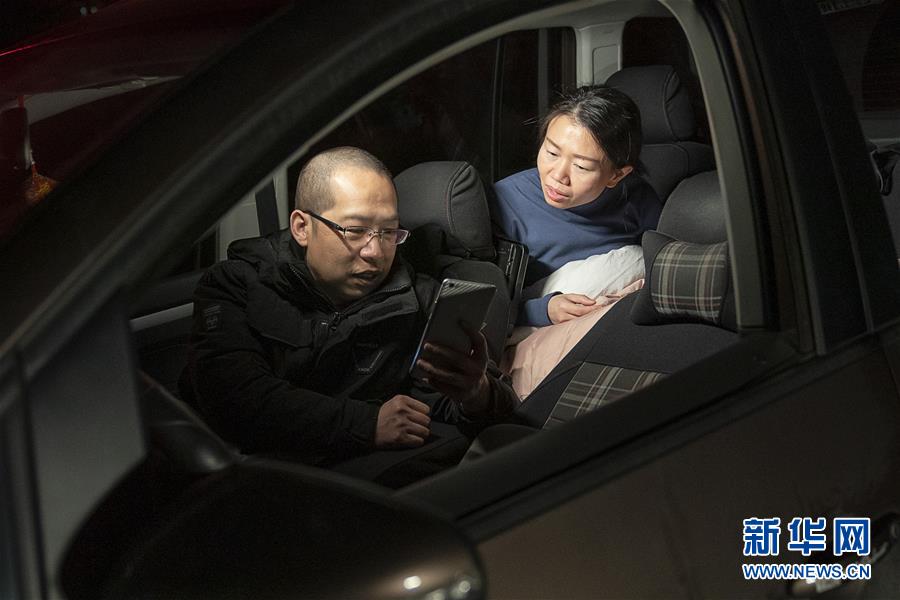 （一線抗疫群英譜&middot;圖文互動(dòng)）（7）特寫：為節(jié)省10分鐘，這對(duì)醫(yī)護(hù)夫妻&ldquo;以車為家&rdquo;