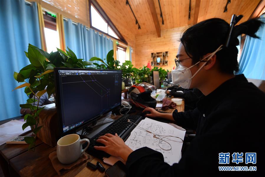 (圖文互動(dòng))(4)展會(huì)變直播 員工變網(wǎng)紅——千億元家具產(chǎn)業(yè)別樣復(fù)工復(fù)產(chǎn)路