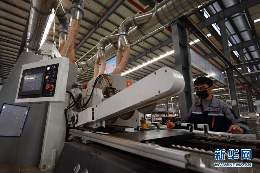 (圖文互動(dòng))(7)展會(huì)變直播 員工變網(wǎng)紅——千億元家具產(chǎn)業(yè)別樣復(fù)工復(fù)產(chǎn)路