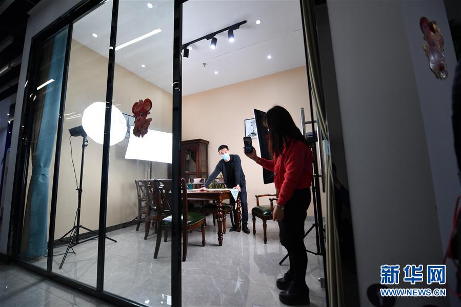 (圖文互動(dòng))(10)展會(huì)變直播 員工變網(wǎng)紅——千億元家具產(chǎn)業(yè)別樣復(fù)工復(fù)產(chǎn)路