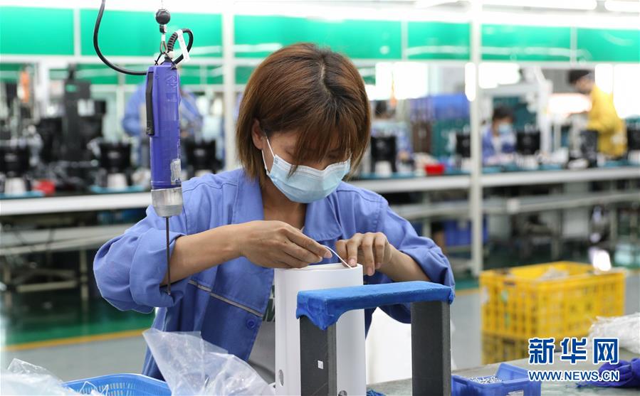 (抓好經(jīng)濟發(fā)展 應(yīng)對復(fù)雜局面·圖文互動)(1)在“家電之都”順德看“中國制造”抗壓前行